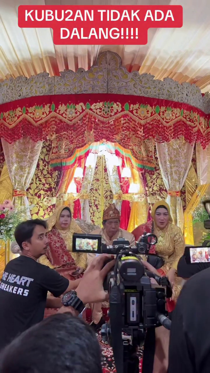 9 Potret kompak Kiwil bareng istri dan mantan di pernikahan anak keduanya, akur hingga nyanyi bareng