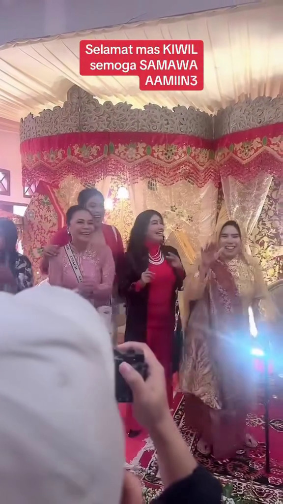 9 Potret kompak Kiwil bareng istri dan mantan di pernikahan anak keduanya, akur hingga nyanyi bareng