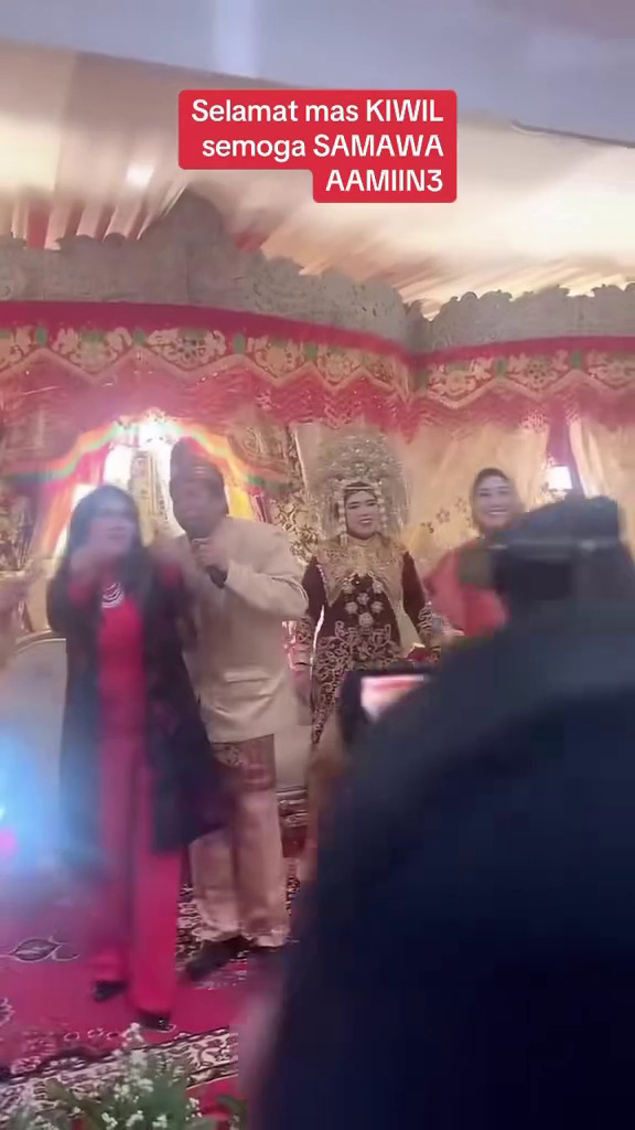 9 Potret kompak Kiwil bareng istri dan mantan di pernikahan anak keduanya, akur hingga nyanyi bareng