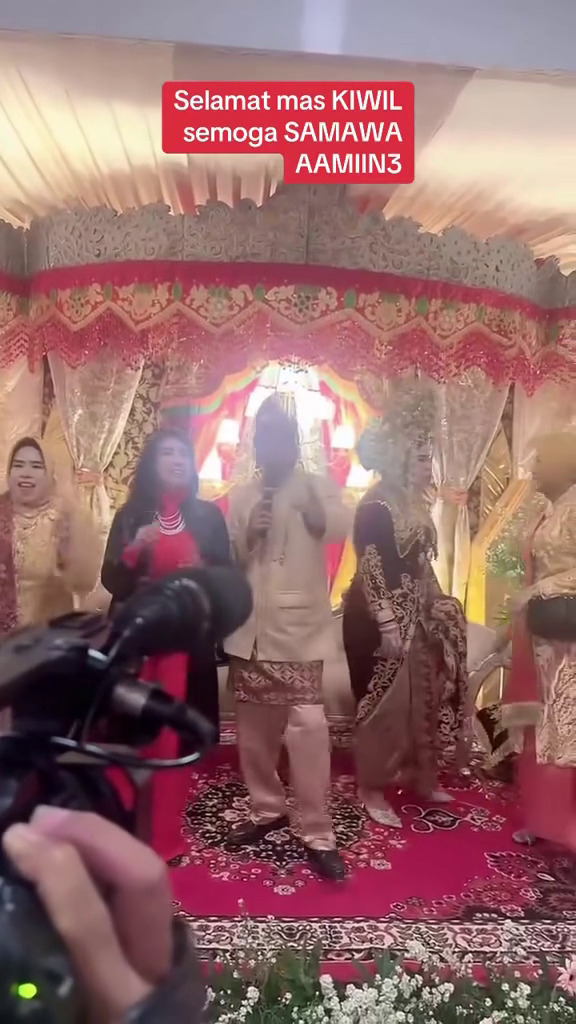 9 Potret kompak Kiwil bareng istri dan mantan di pernikahan anak keduanya, akur hingga nyanyi bareng