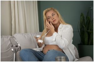 7 Bahan skincare yang tidak boleh dipakai ibu hamil, bisa tembus plasenta dan perkembangan janin