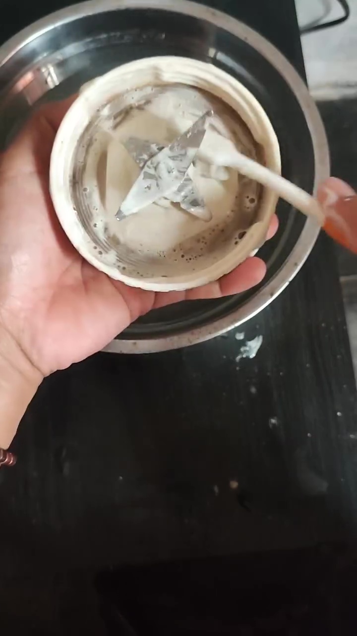 Bukan dijemur seharian, ini cara aman basmi noda kuning kunyit di mata pisau blender tanpa bekas