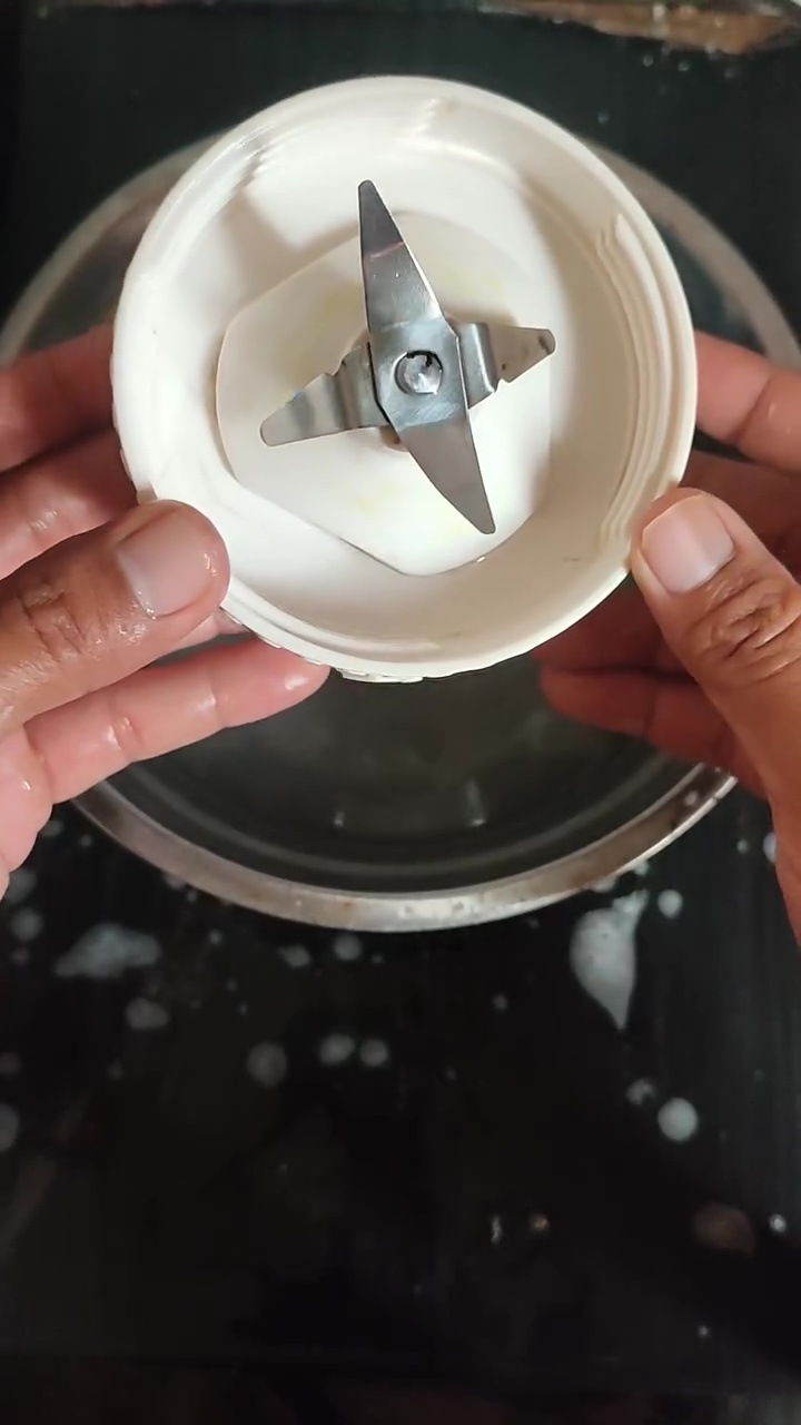 Bukan dijemur seharian, ini cara aman basmi noda kuning kunyit di mata pisau blender tanpa bekas