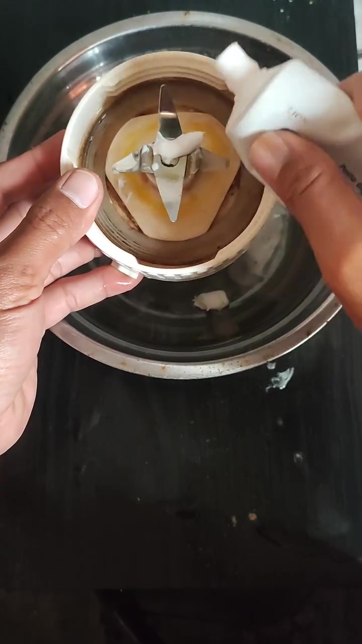 Bukan dijemur seharian, ini cara aman basmi noda kuning kunyit di mata pisau blender tanpa bekas