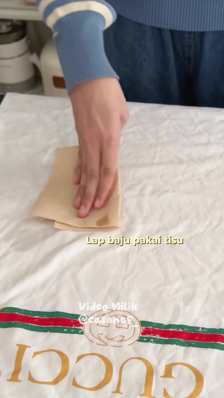 Jangan sampai tinggalkan bekas! Ini cara ampuh hilangkan noda minyak di baju dalam 10 menit
