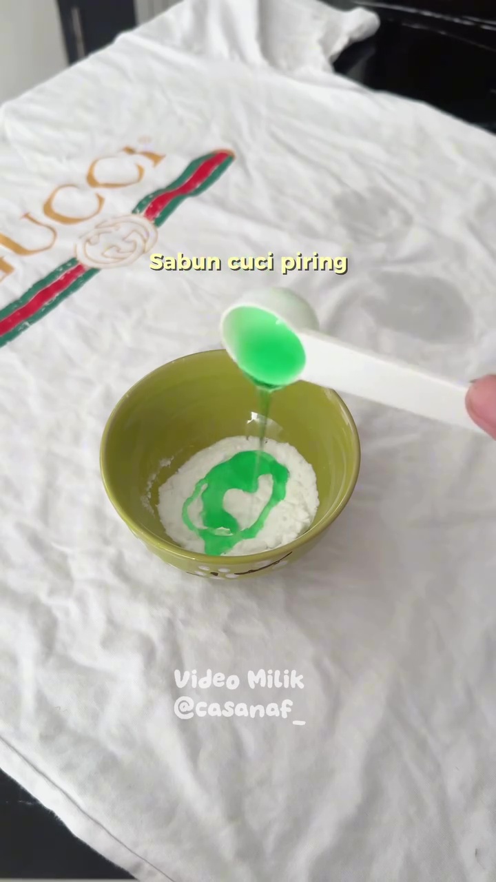 Jangan sampai tinggalkan bekas! Ini cara ampuh hilangkan noda minyak di baju dalam 10 menit