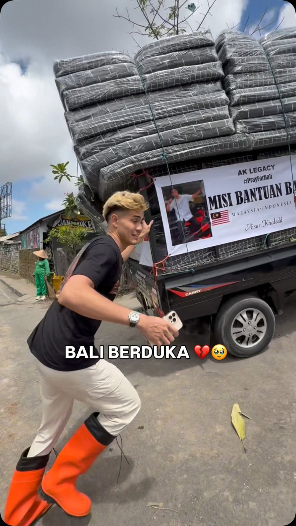 5 Fakta dan kronologi Aisar Khaled dibentak warga Bali saat beri bantuan, lokasi kurang tepat