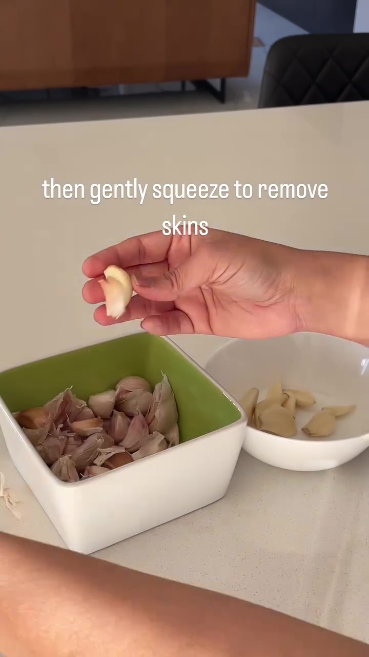 Tak perlu pakai pisau, ini cara cepat kupas bawang putih dalam jumlah banyak cuma butuh 10 detik