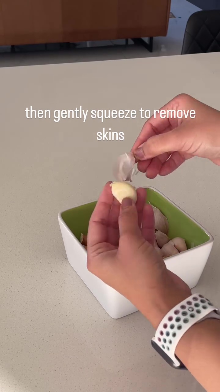 Tak perlu pakai pisau, ini cara cepat kupas bawang putih dalam jumlah banyak cuma butuh 10 detik