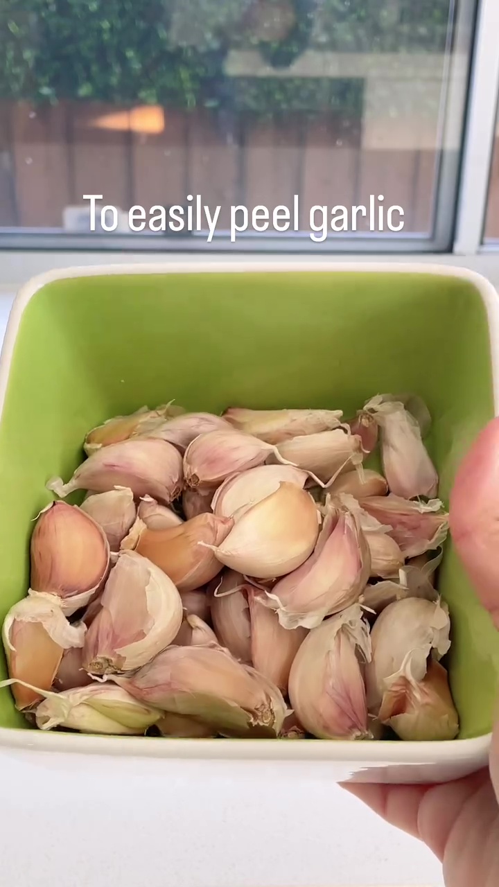 Tak perlu pakai pisau, ini cara cepat kupas bawang putih dalam jumlah banyak cuma butuh 10 detik