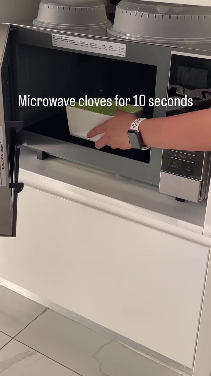 Tak perlu pakai pisau, ini cara cepat kupas bawang putih dalam jumlah banyak cuma butuh 10 detik