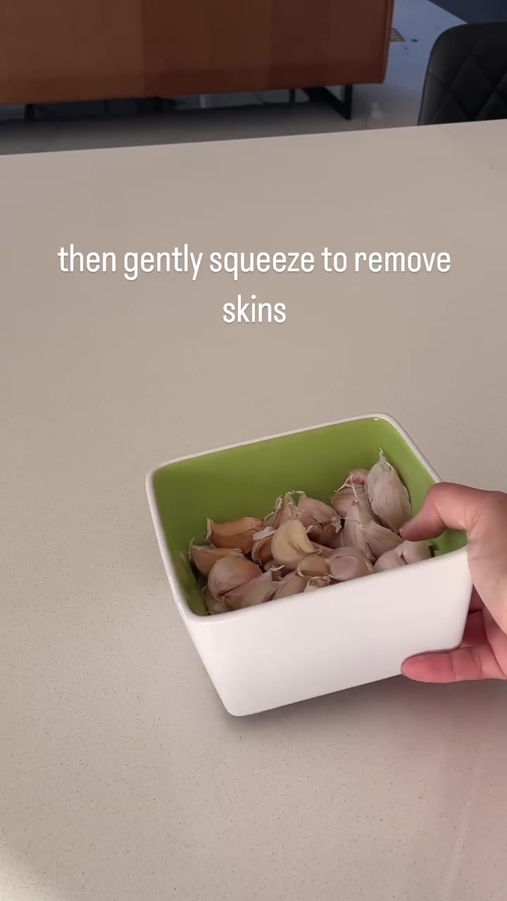 Tak perlu pakai pisau, ini cara cepat kupas bawang putih dalam jumlah banyak cuma butuh 10 detik