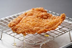 Trik bikin kulit ayam crispy tanpa minyak berlebih, dijamin renyah bikin nagih