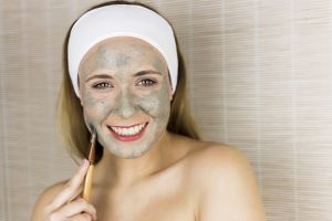 10 Scrub wajah untuk kulit berminyak dan berkomedo harga di bawah Rp 100 ribu