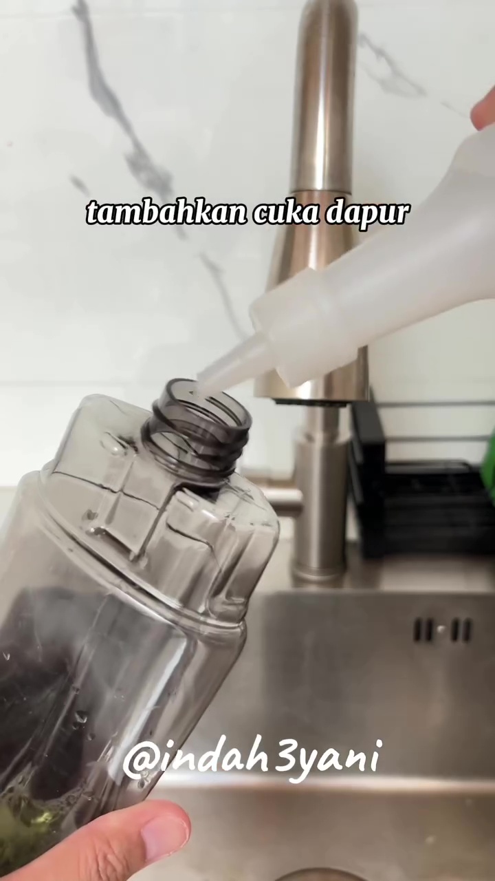 Lebih hemat tenaga bersih-bersih, lantai licin auto jadi kesat berhari-hari pakai 2 bahan dapur ini 