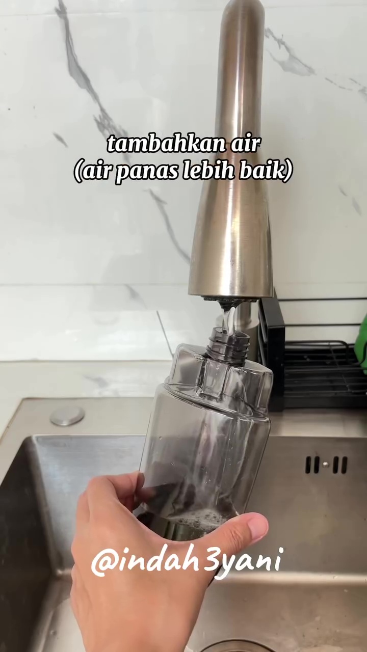 Lebih hemat tenaga bersih-bersih, lantai licin auto jadi kesat berhari-hari pakai 2 bahan dapur ini 