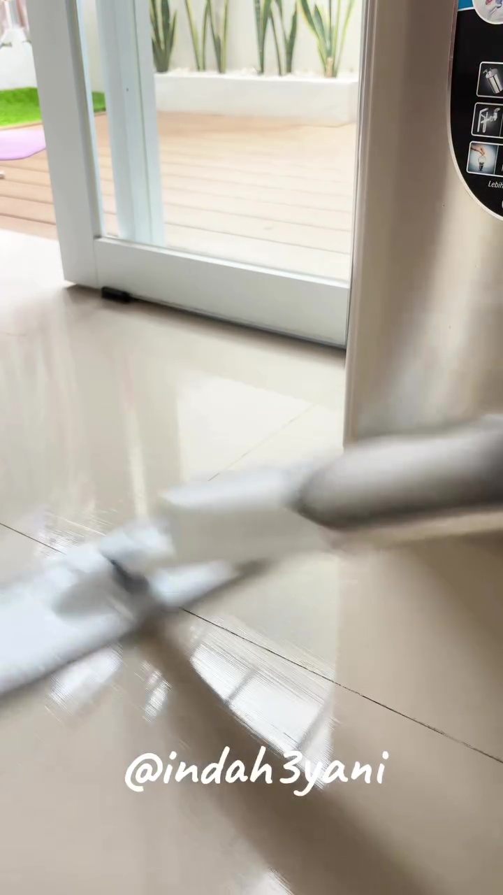 Lebih hemat tenaga bersih-bersih, lantai licin auto jadi kesat berhari-hari pakai 2 bahan dapur ini 