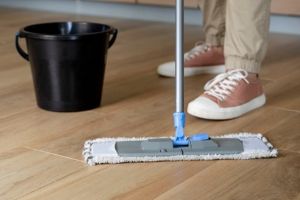 Lebih hemat tenaga bersih-bersih, lantai licin auto jadi kesat berhari-hari pakai 2 bahan dapur ini