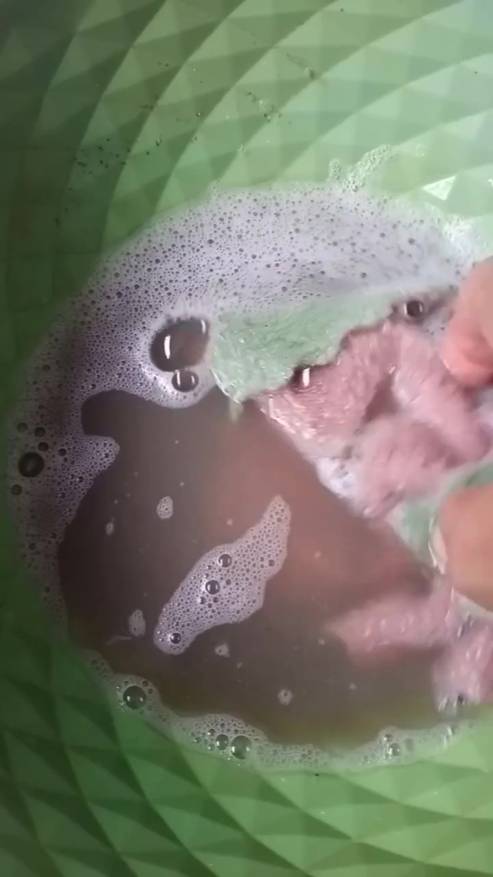 Punya lap dekil yang bau apek dan berminyak? Coba cuci dengan bumbu dapur ini biar bersih lagi