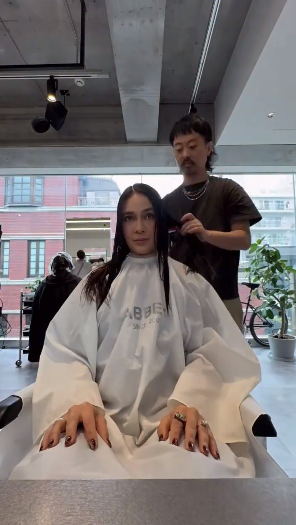 Turuti permintaan Maxime Bouttier, Luna Maya potong rambut pendek, 9 potretnya dipuji bak usia 20-an