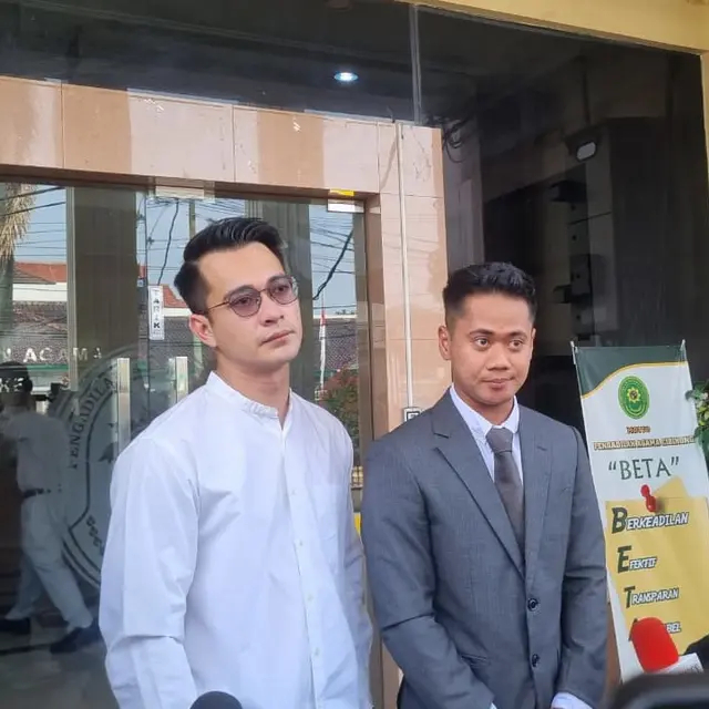 Eza Gionino tak kuat tahan kangen anak, tangis pecah usai sidang perdana perceraian