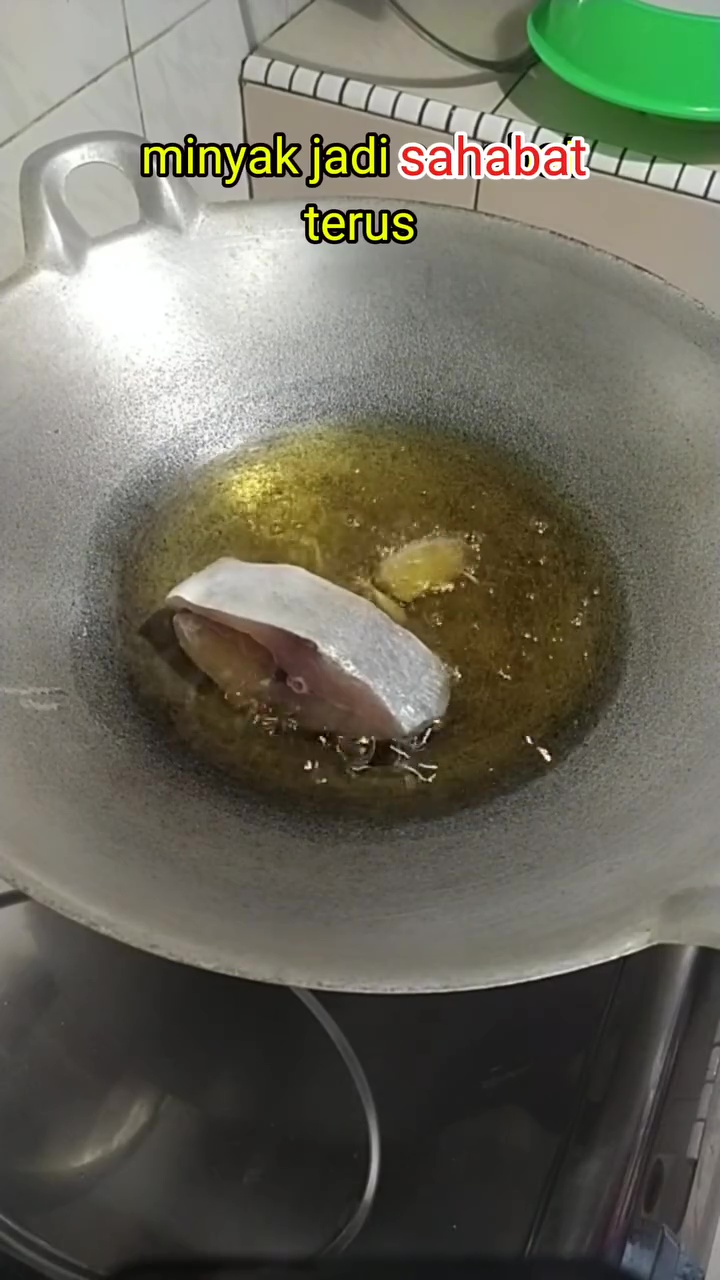 Jangan lagi taburkan tepung ke minyak saat menggoreng ikan! Ini solusi jitu biar minyak tetap bening