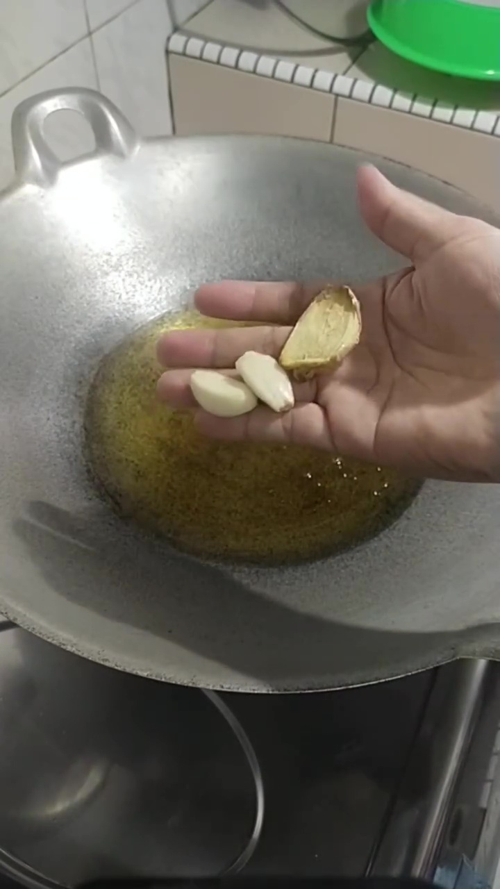 Jangan lagi taburkan tepung ke minyak saat menggoreng ikan! Ini solusi jitu biar minyak tetap bening