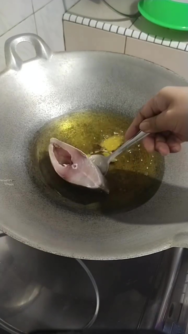 Jangan lagi taburkan tepung ke minyak saat menggoreng ikan! Ini solusi jitu biar minyak tetap bening