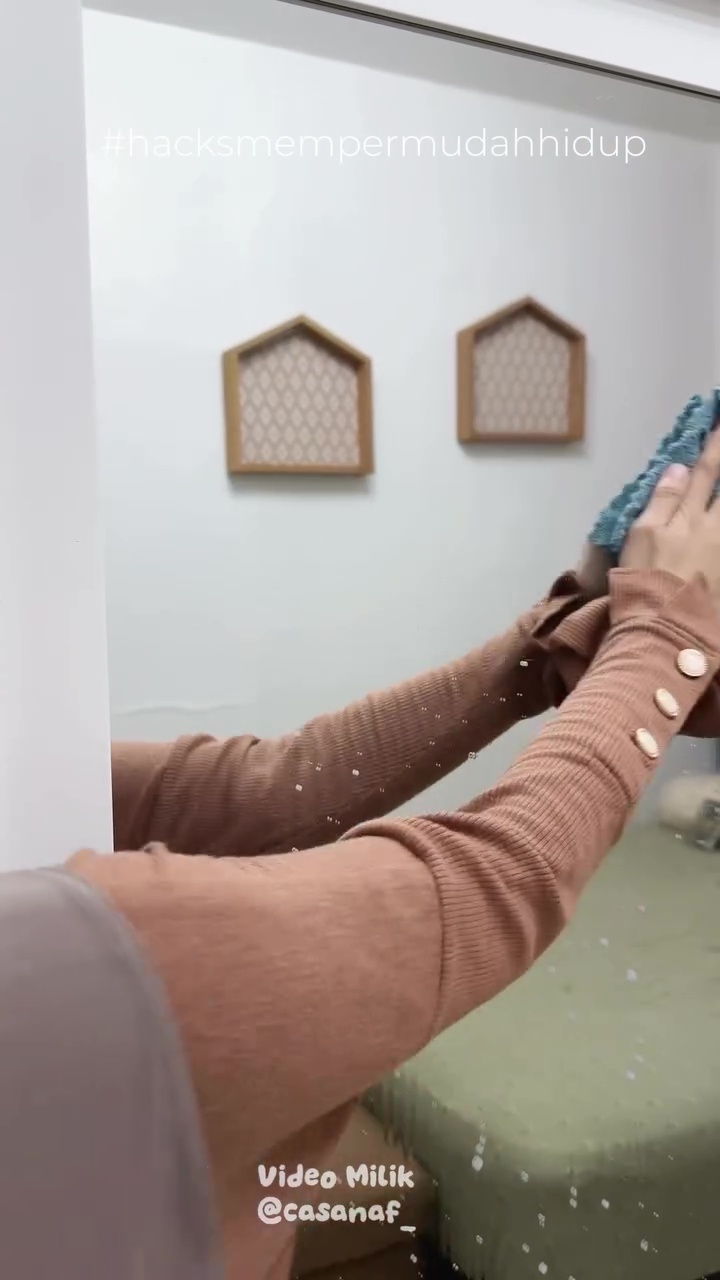 Noda bekas jari bikin kaca jadi kusam? Wanita ini bagikan cara membersihkannya bermodal 2 bahan dapur