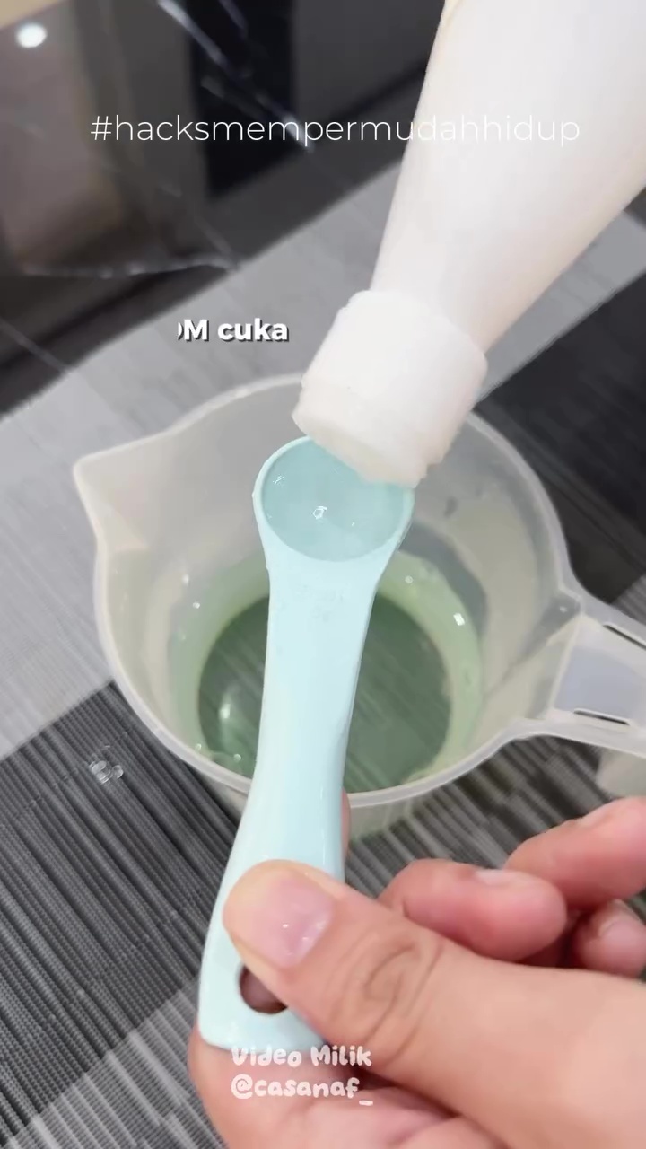 Noda bekas jari bikin kaca jadi kusam? Wanita ini bagikan cara membersihkannya bermodal 2 bahan dapur