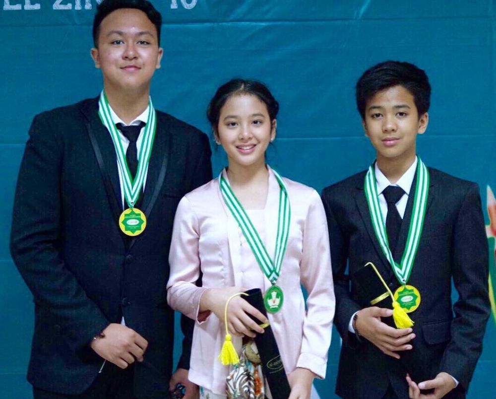 Bersama sejak di kandungan, ini 9 transformasi Zee JKT48 dan kembarannya dari kecil hingga kini