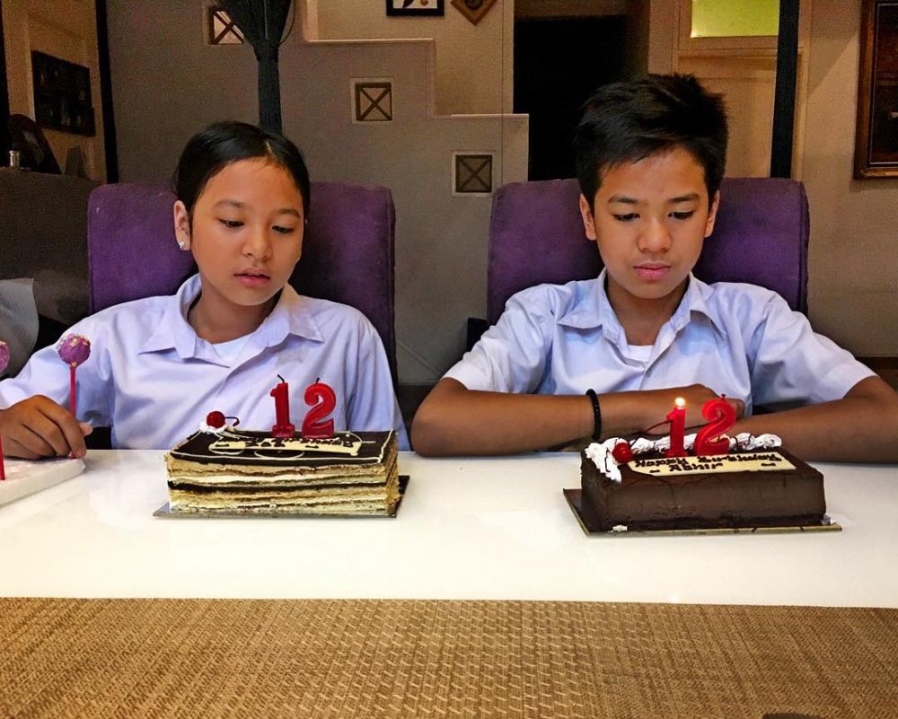 Bersama sejak di kandungan, ini 9 transformasi Zee JKT48 dan kembarannya dari kecil hingga kini