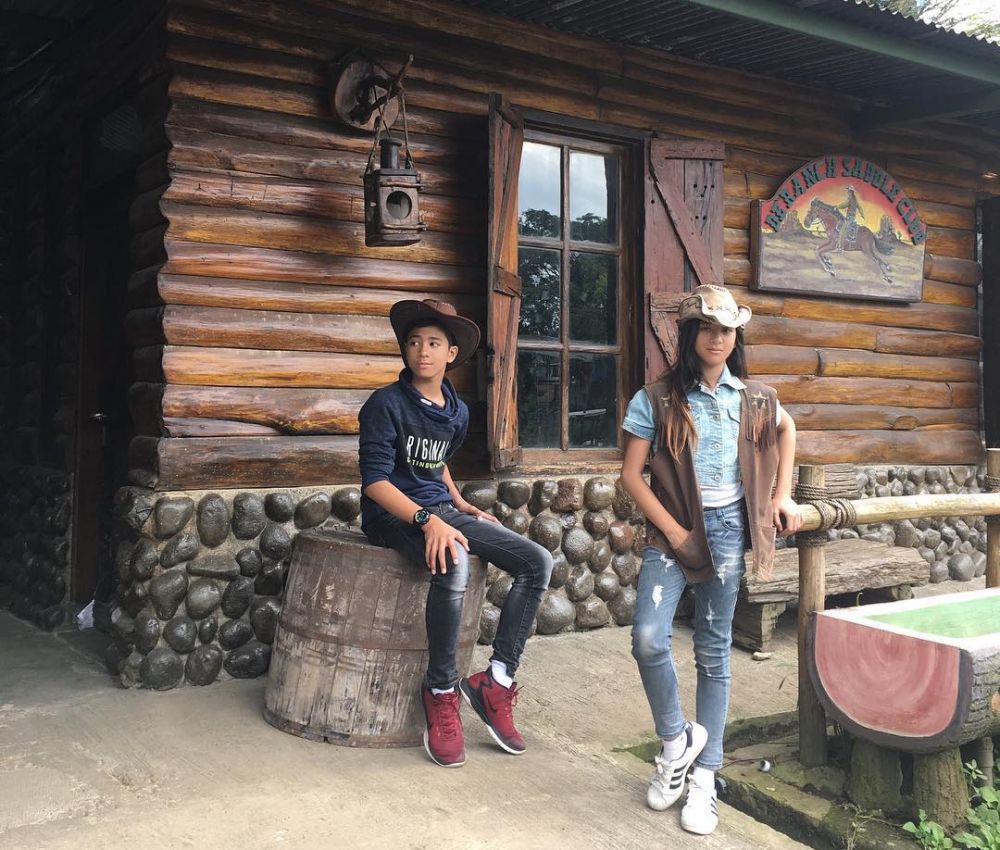 Bersama sejak di kandungan, ini 9 transformasi Zee JKT48 dan kembarannya dari kecil hingga kini