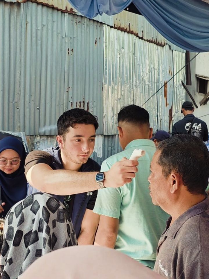 Blusukan ke pinggiran kota Jakarta, 9 potret Bryan Domani jadi relawan bareng fans ini bikin kagum