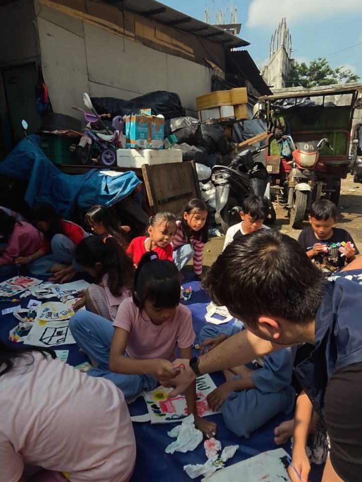 Blusukan ke pinggiran kota Jakarta, 9 potret Bryan Domani jadi relawan bareng fans ini bikin kagum