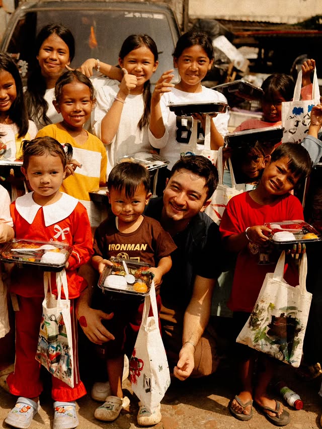 Blusukan ke pinggiran kota Jakarta, 9 potret Bryan Domani jadi relawan bareng fans ini bikin kagum