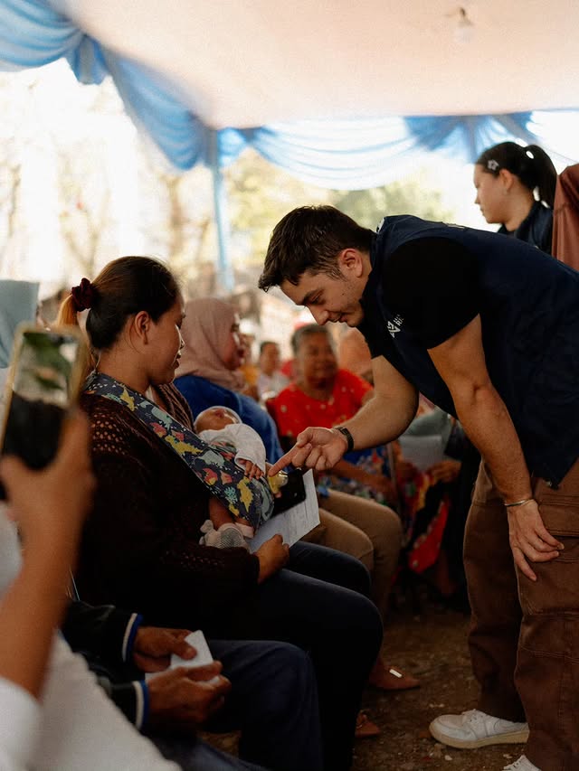 Blusukan ke pinggiran kota Jakarta, 9 potret Bryan Domani jadi relawan bareng fans ini bikin kagum