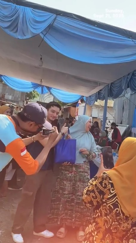 Blusukan ke pinggiran kota Jakarta, 9 potret Bryan Domani jadi relawan bareng fans ini bikin kagum