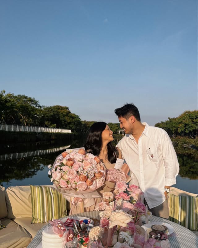 9 Potret kejutan romantis ulang tahun Hanggini ke-26, tampil cantik kenakan dress dan dekorasi pink