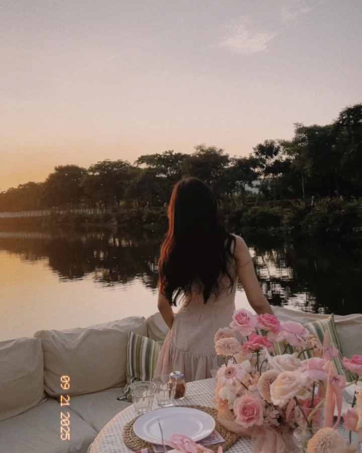 9 Potret kejutan romantis ulang tahun Hanggini ke-26, tampil cantik kenakan dress dan dekorasi pink