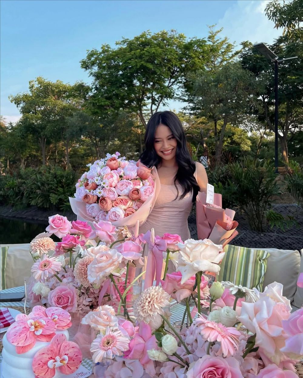 9 Potret kejutan romantis ulang tahun Hanggini ke-26, tampil cantik kenakan dress dan dekorasi pink