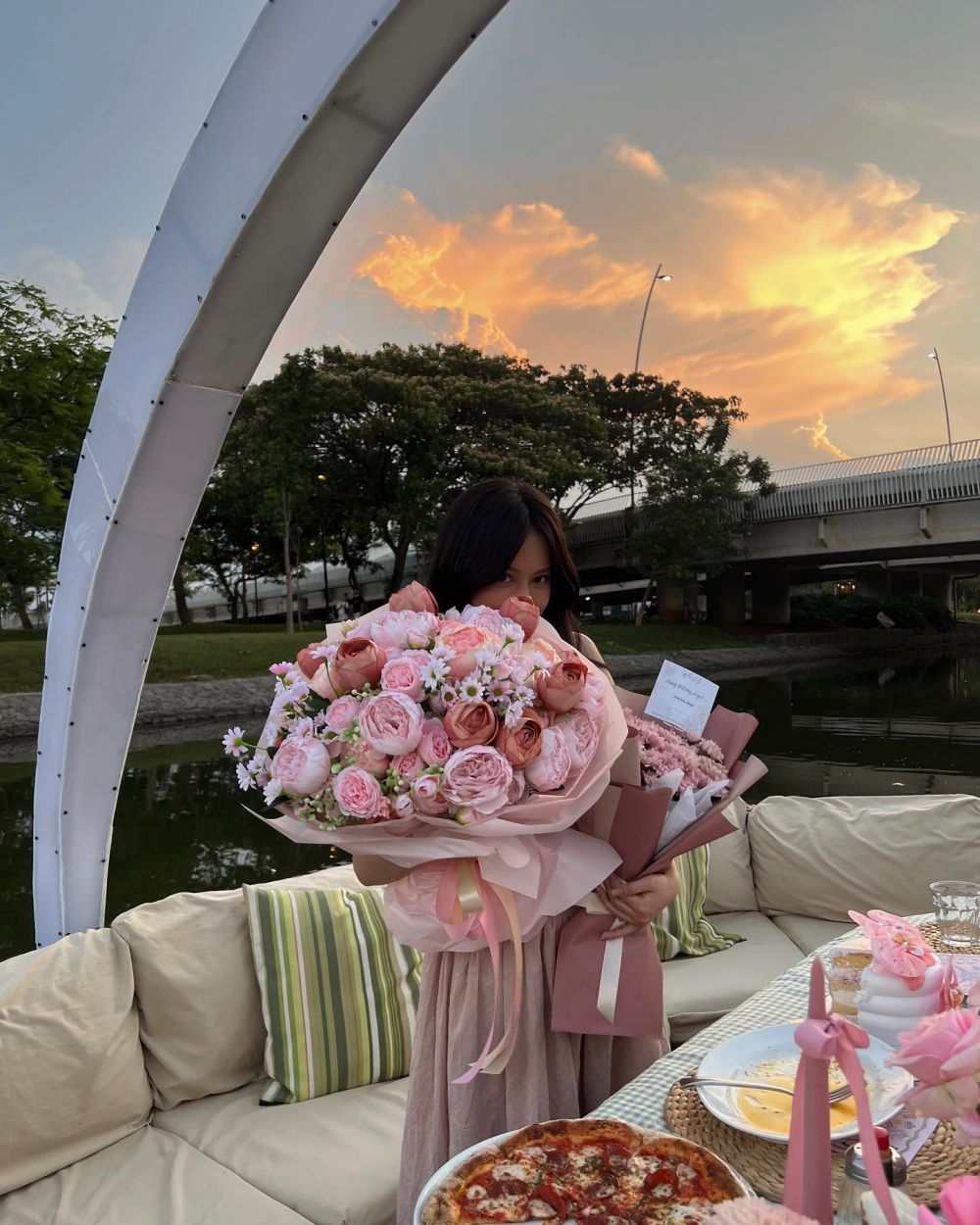 9 Potret kejutan romantis ulang tahun Hanggini ke-26, tampil cantik kenakan dress dan dekorasi pink