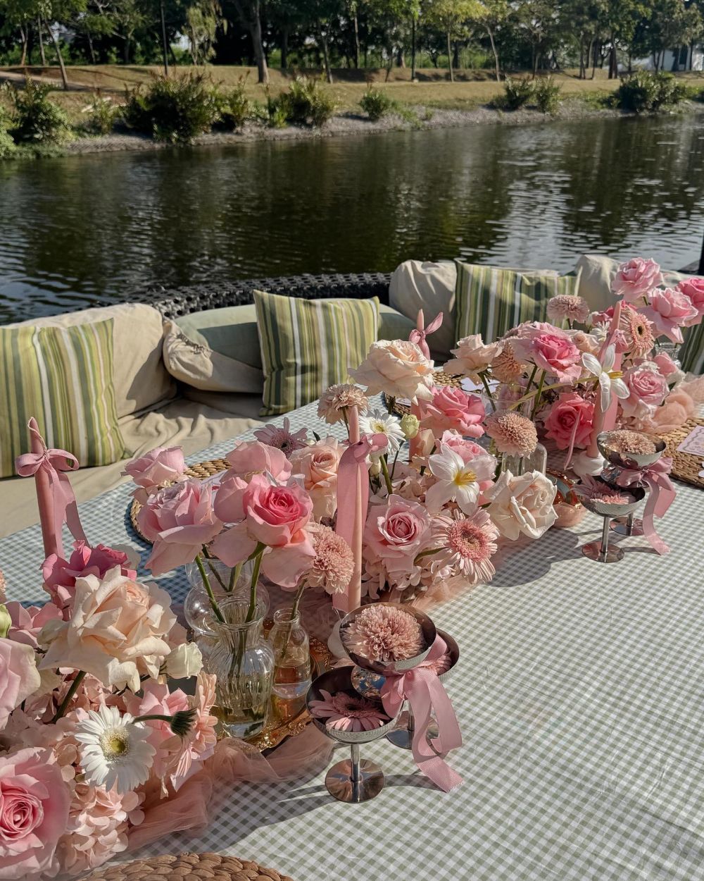 9 Potret kejutan romantis ulang tahun Hanggini ke-26, tampil cantik kenakan dress dan dekorasi pink