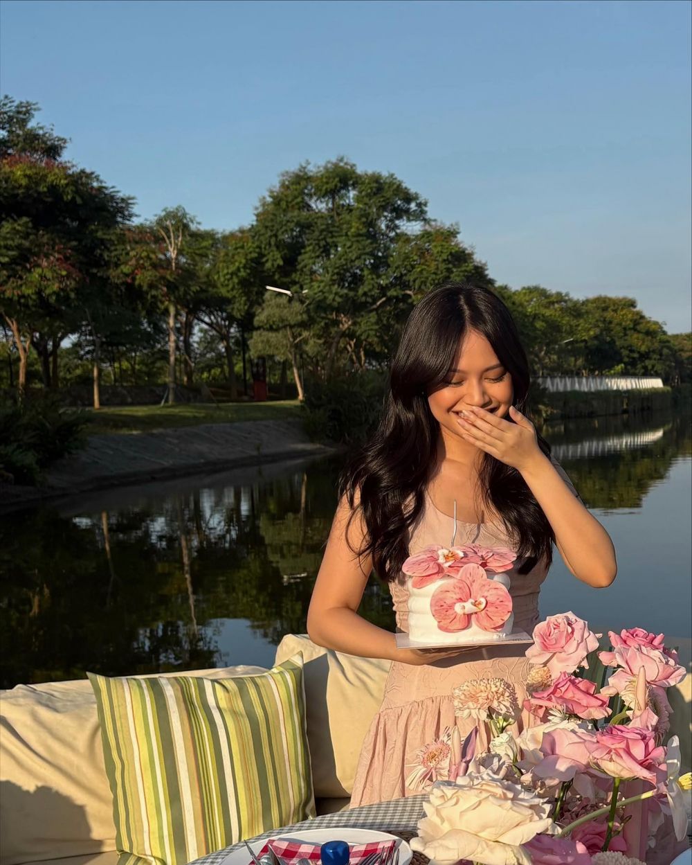 9 Potret kejutan romantis ulang tahun Hanggini ke-26, tampil cantik kenakan dress dan dekorasi pink