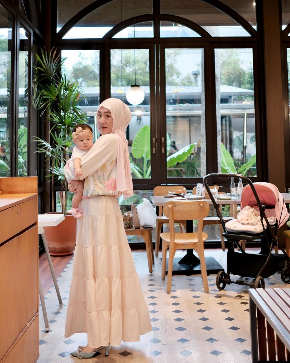 Penampilannya kalem dan bikin adem, ini 7 gaya outfit Larissa Chou saat momong anak kedua