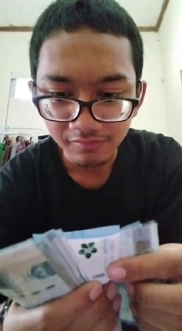 Viral pria ini spill gaji pertamanya jadi pencuci tray MBG, nominalnya dibandingin dengan guru honorer