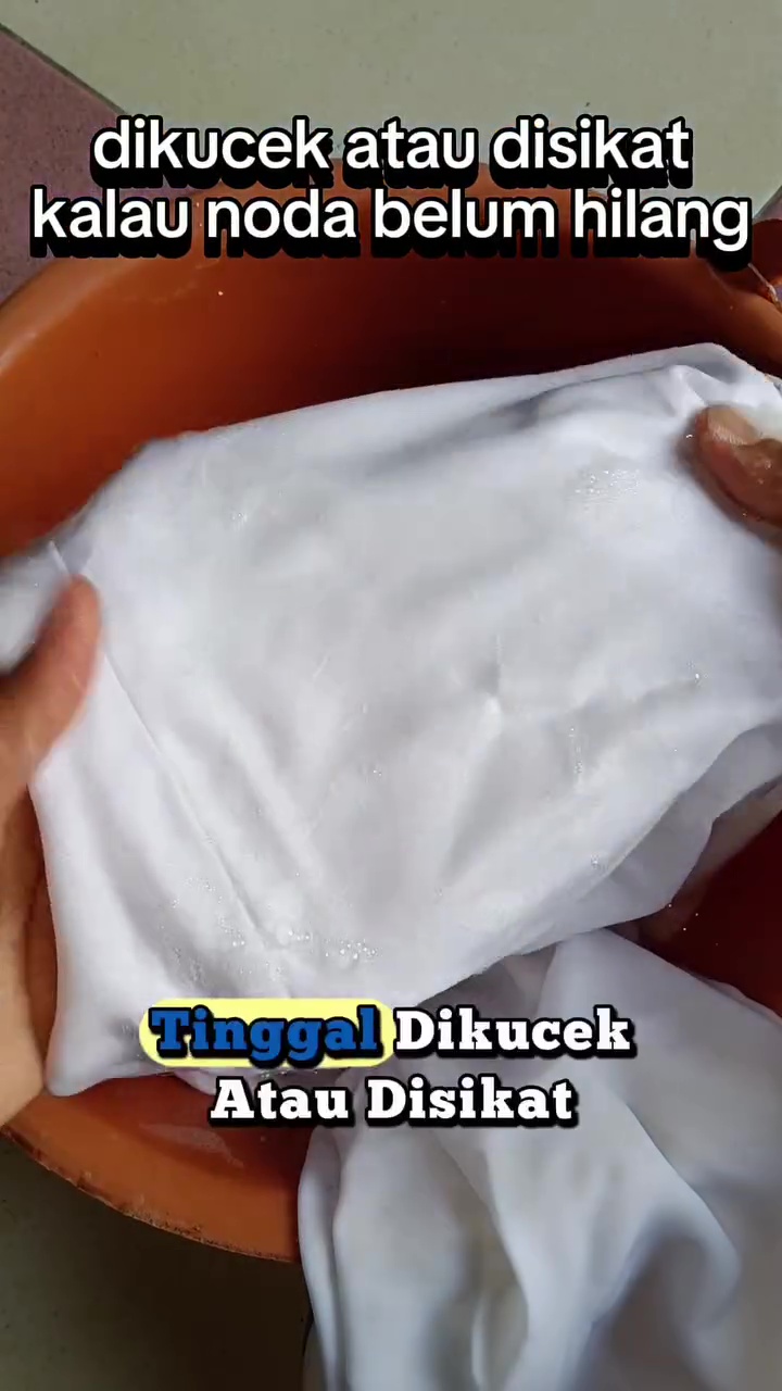 Trik praktis menghilangkan noda getah pisang di baju putih, cuma perlu modal bahan dapur ini 