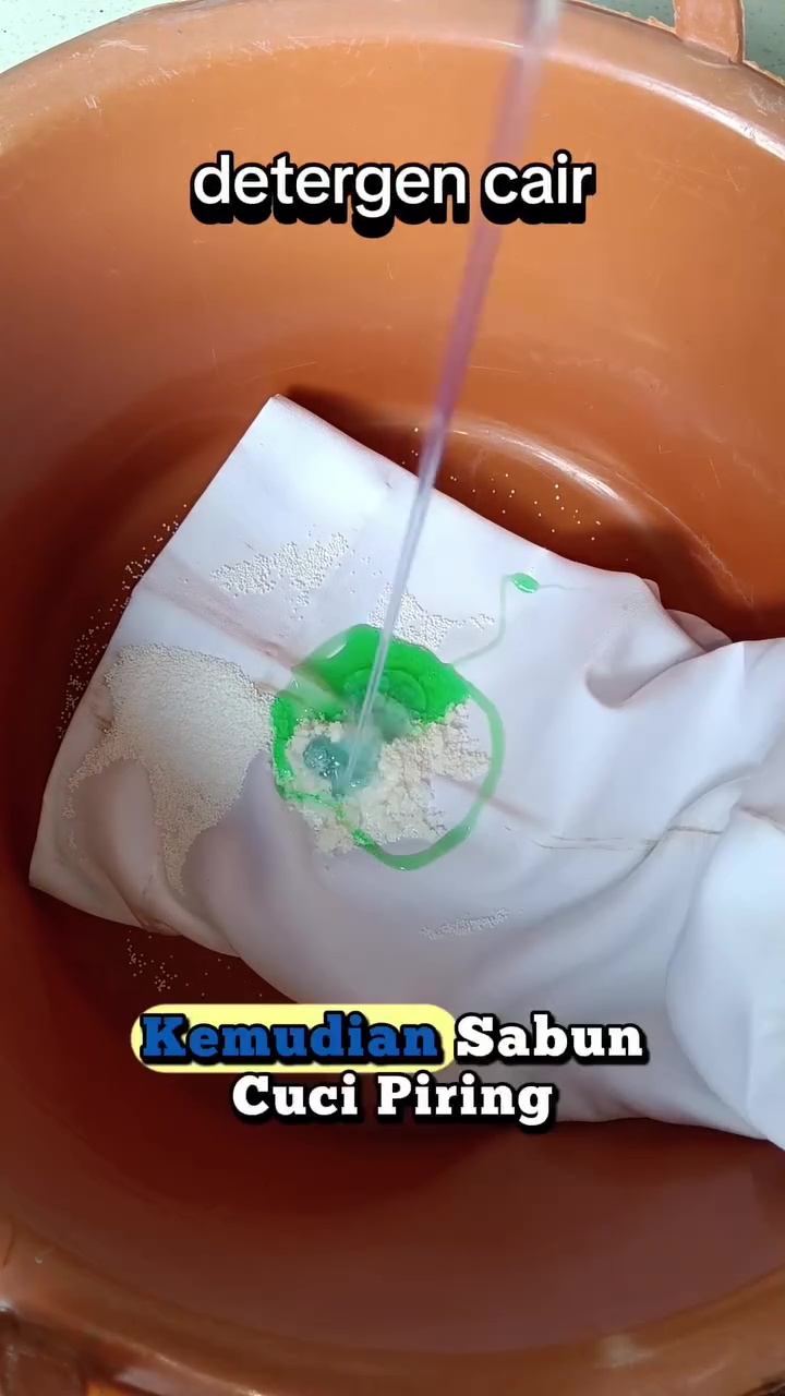 Trik praktis menghilangkan noda getah pisang di baju putih, cuma perlu modal bahan dapur ini 