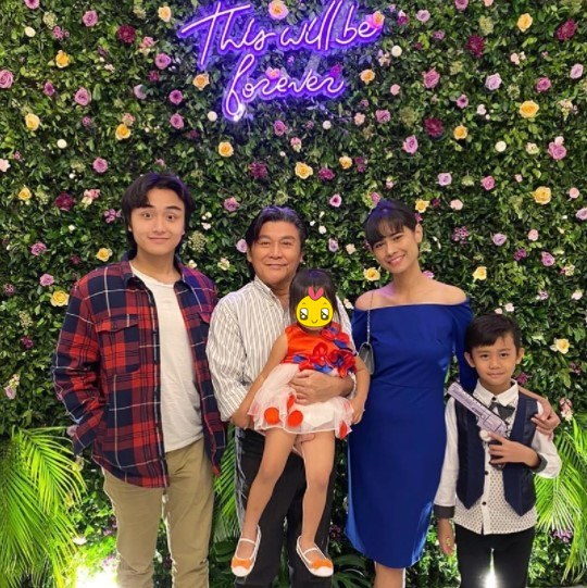 Kompak meski beda ibu, ini 9 potret kompak anak Willy Dozan dan Betharia Sonata bareng saudara sambung