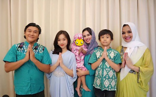 Kompak meski beda ibu, ini 9 potret kompak anak Willy Dozan dan Betharia Sonata bareng saudara sambung